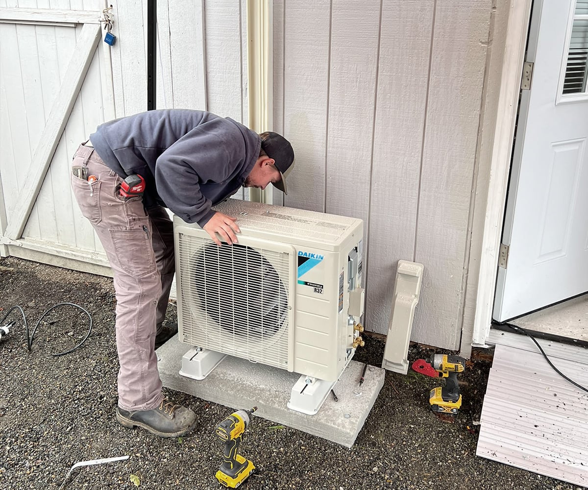 blues tech doing a heat pump tune up